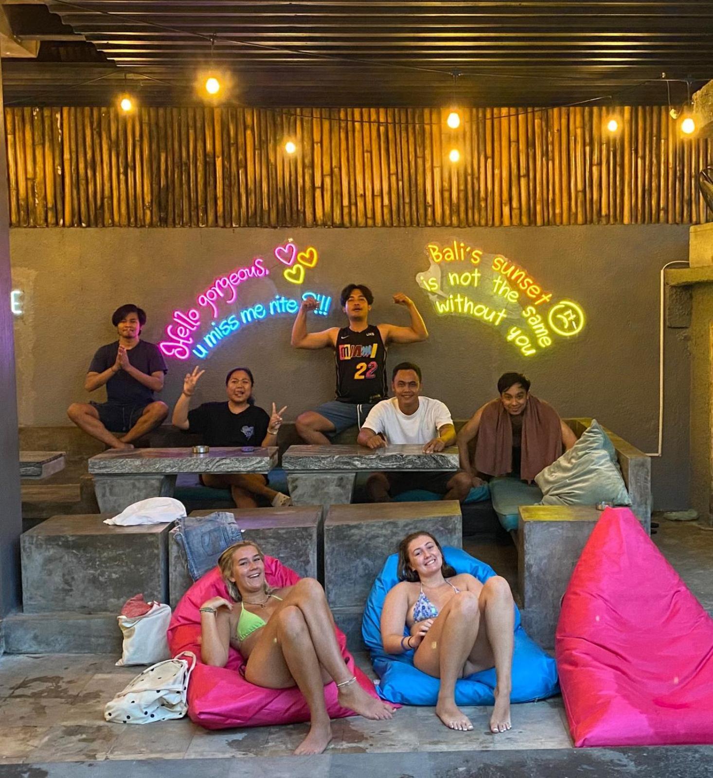 Хостел Stellar Capsules Семиньяк Экстерьер фото Foreign tourists in Bali