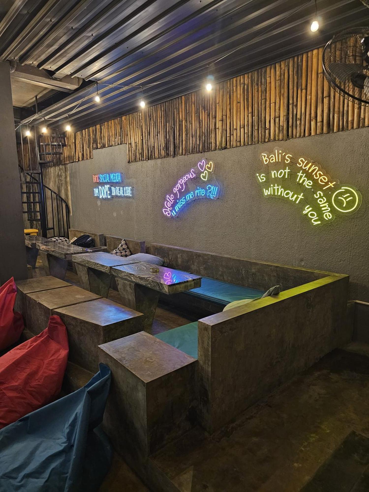 Хостел Stellar Capsules Семиньяк Экстерьер фото The interior of a restaurant in Bali