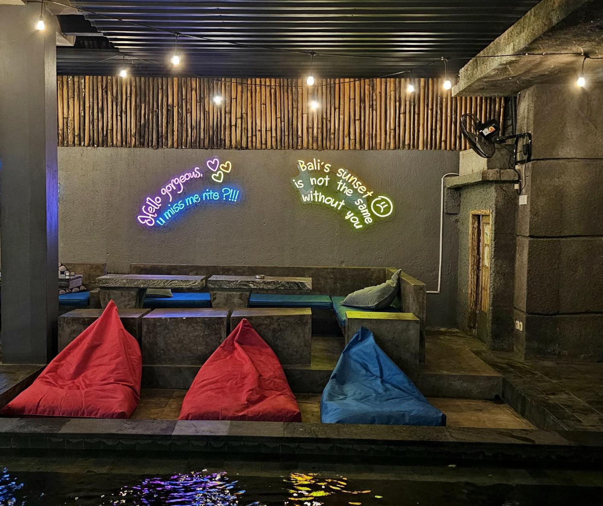Хостел Stellar Capsules Семиньяк Экстерьер фото Bean bag chairs at a cafe in India