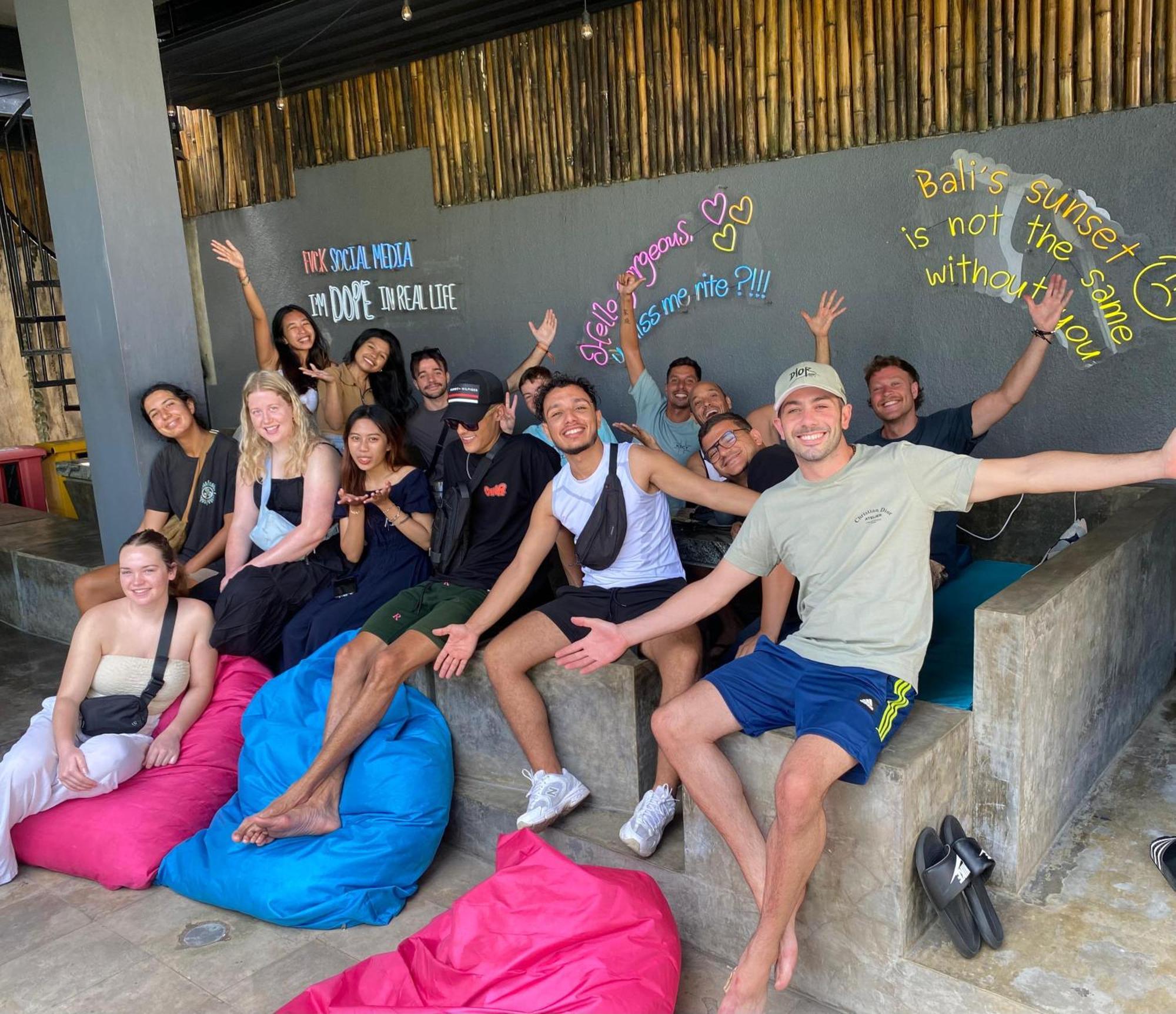 Хостел Stellar Capsules Семиньяк Экстерьер фото The team of the hostel