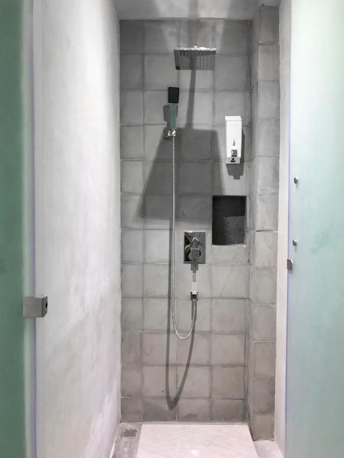 Хостел Stellar Capsules Семиньяк Экстерьер фото A shower