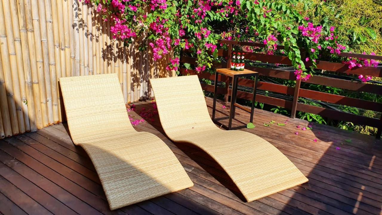 Хостел Stellar Capsules Семиньяк Экстерьер фото A pair of chaise longues