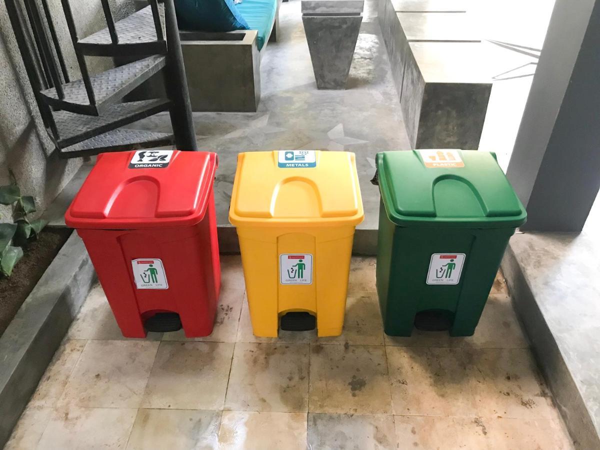 Хостел Stellar Capsules Семиньяк Экстерьер фото Waste bins for recycling in a university