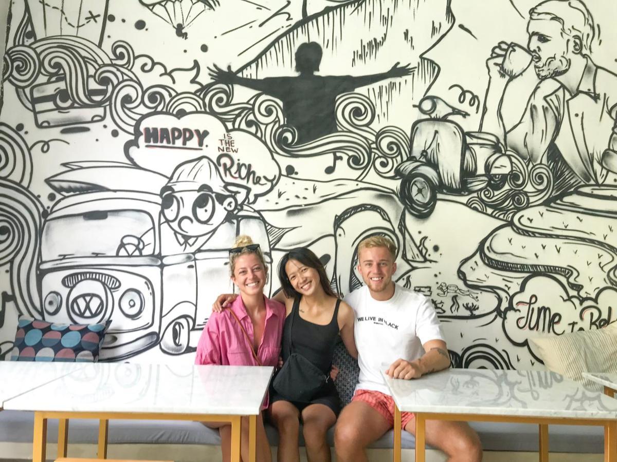 Хостел Stellar Capsules Семиньяк Экстерьер фото The Hip Project mural