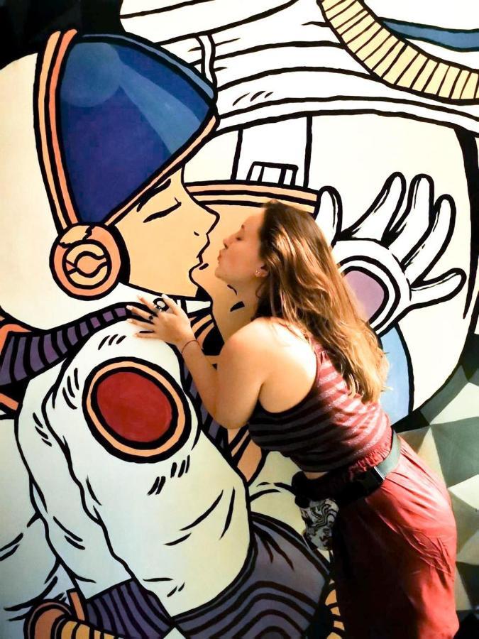 Хостел Stellar Capsules Семиньяк Экстерьер фото Artist working on a mural
