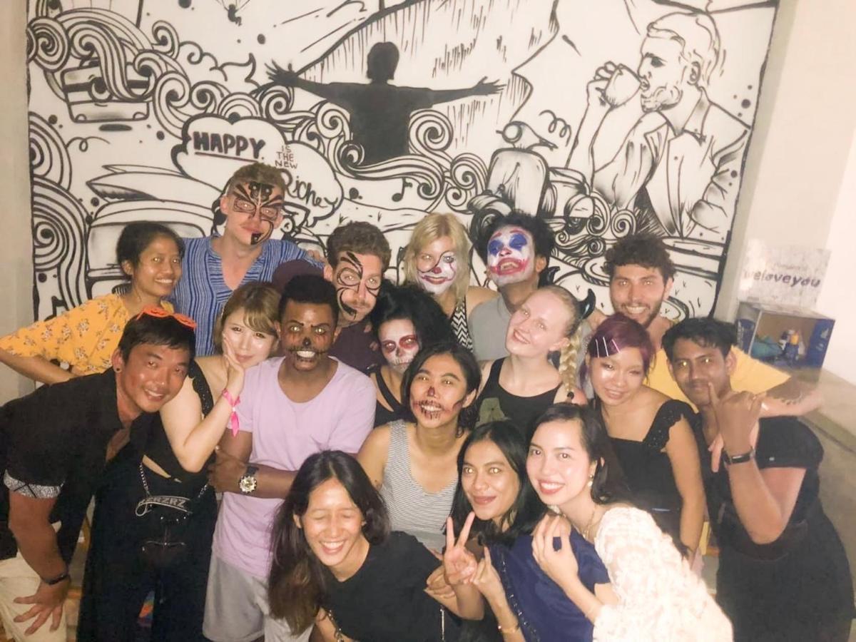 Хостел Stellar Capsules Семиньяк Экстерьер фото The 2019-2020 board of the Queer Student Union