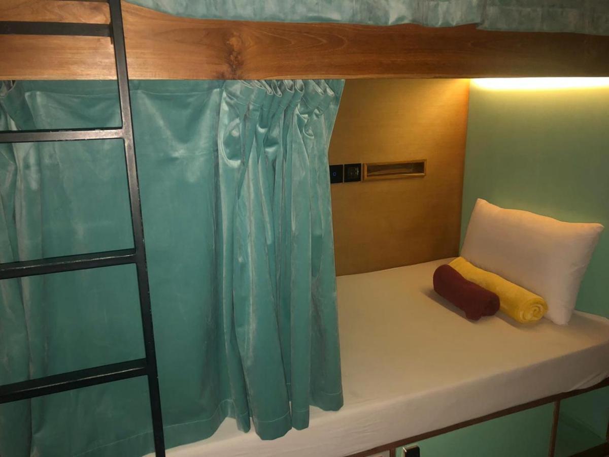 Хостел Stellar Capsules Семиньяк Экстерьер фото A bunk bed in a hostel