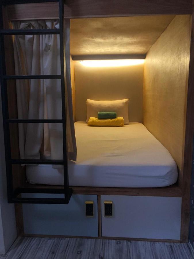 Хостел Stellar Capsules Семиньяк Экстерьер фото A capsule bed