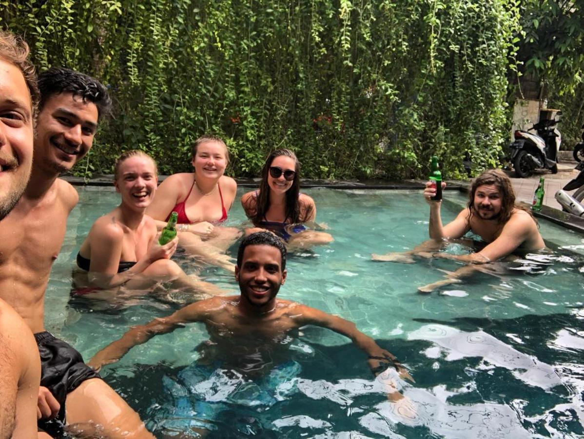 Хостел Stellar Capsules Семиньяк Экстерьер фото A group of tourists in Bali