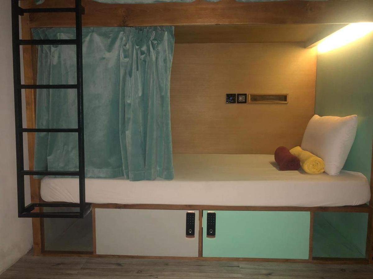 Хостел Stellar Capsules Семиньяк Экстерьер фото A bunk bed