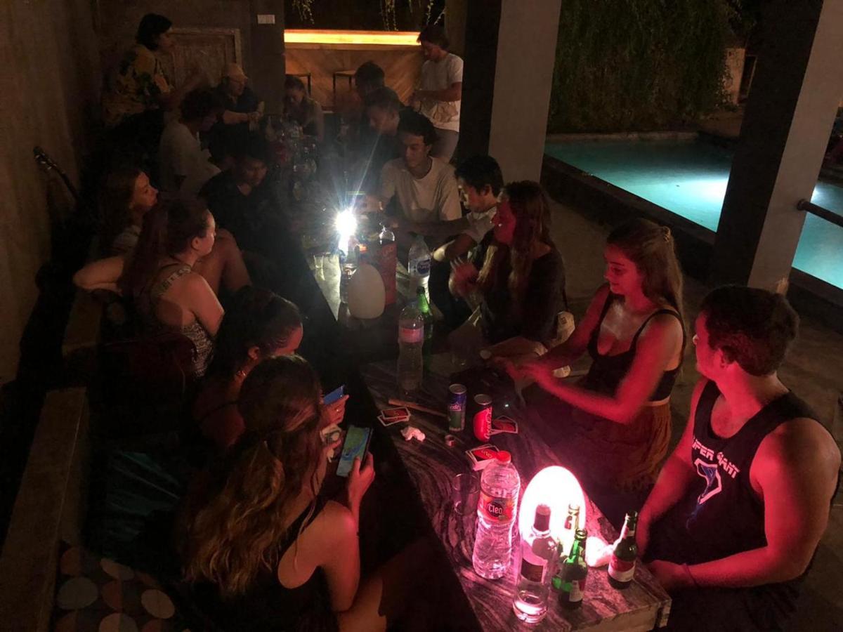 Хостел Stellar Capsules Семиньяк Экстерьер фото A party at the pool of the hostel