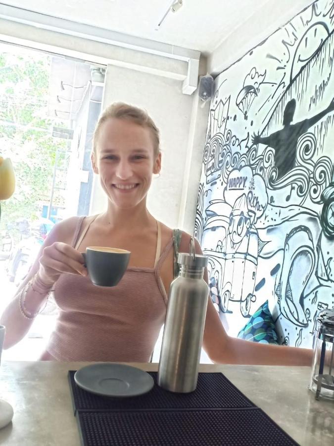 Хостел Stellar Capsules Семиньяк Экстерьер фото A woman drinking coffee
