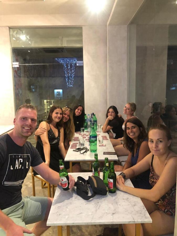 Хостел Stellar Capsules Семиньяк Экстерьер фото A group of students at the University of Split