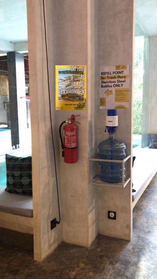 Хостел Stellar Capsules Семиньяк Экстерьер фото A fire extinguisher in a public place