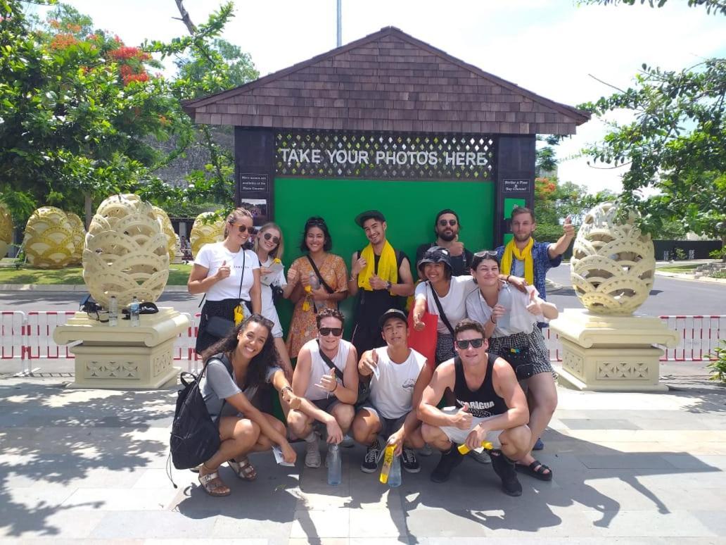 Хостел Stellar Capsules Семиньяк Экстерьер фото Foreign tourists in Bali