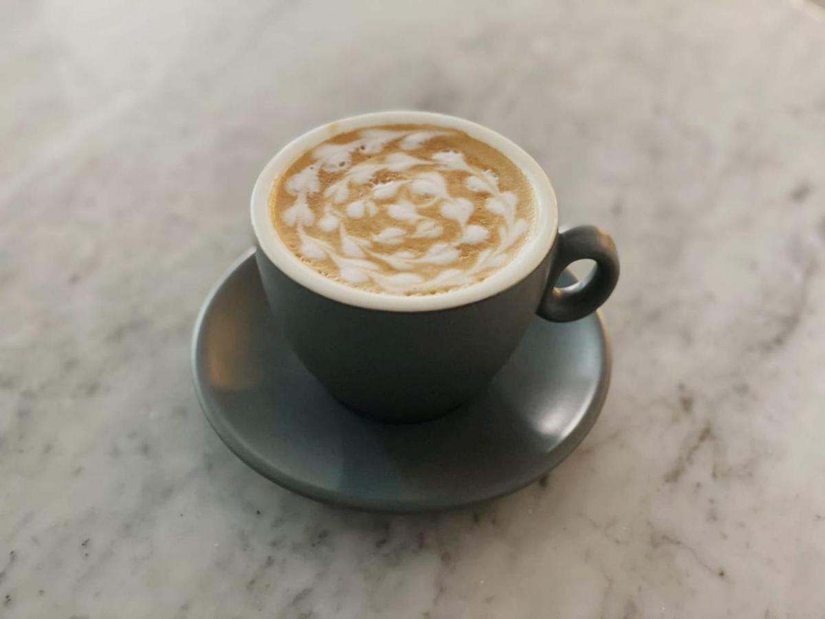 Хостел Stellar Capsules Семиньяк Экстерьер фото A cup of cappuccino