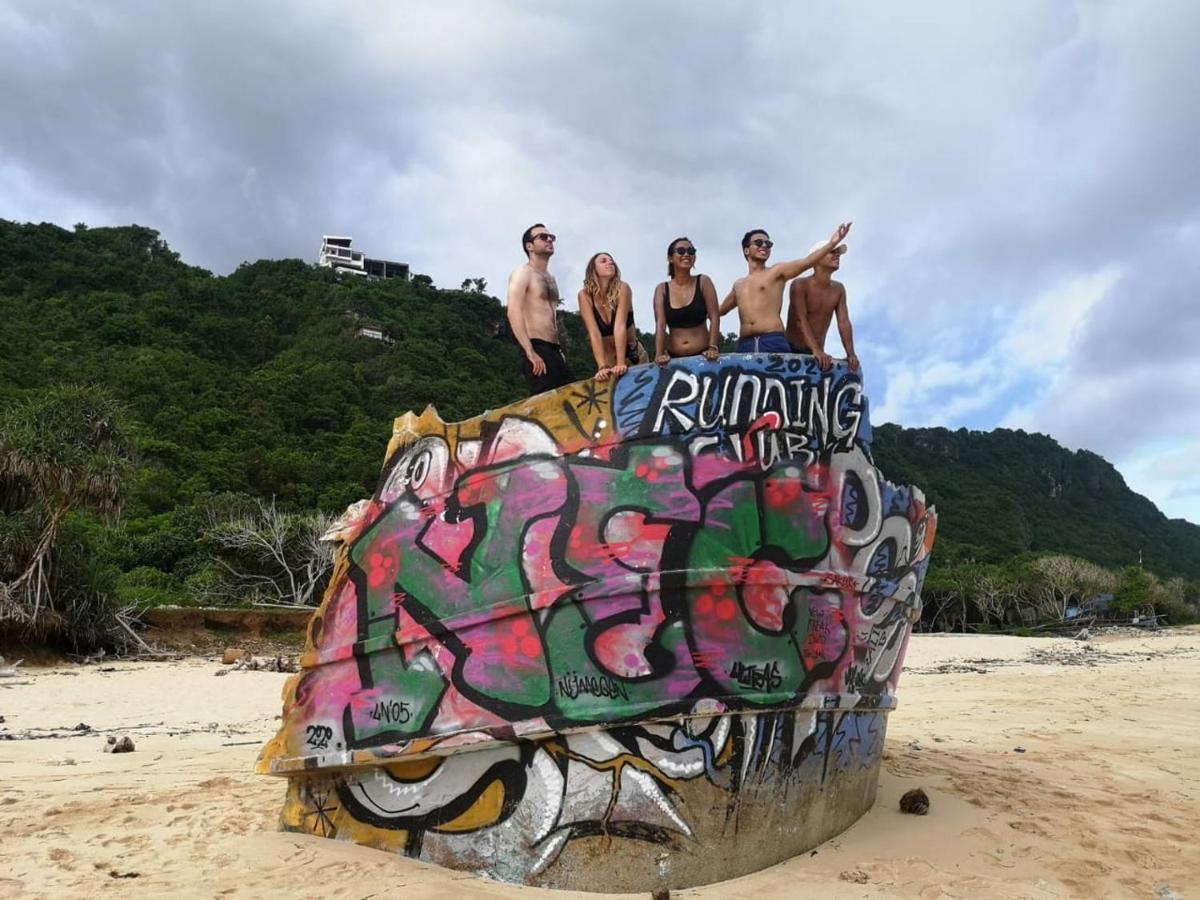 Хостел Stellar Capsules Семиньяк Экстерьер фото The Rock at the beach
