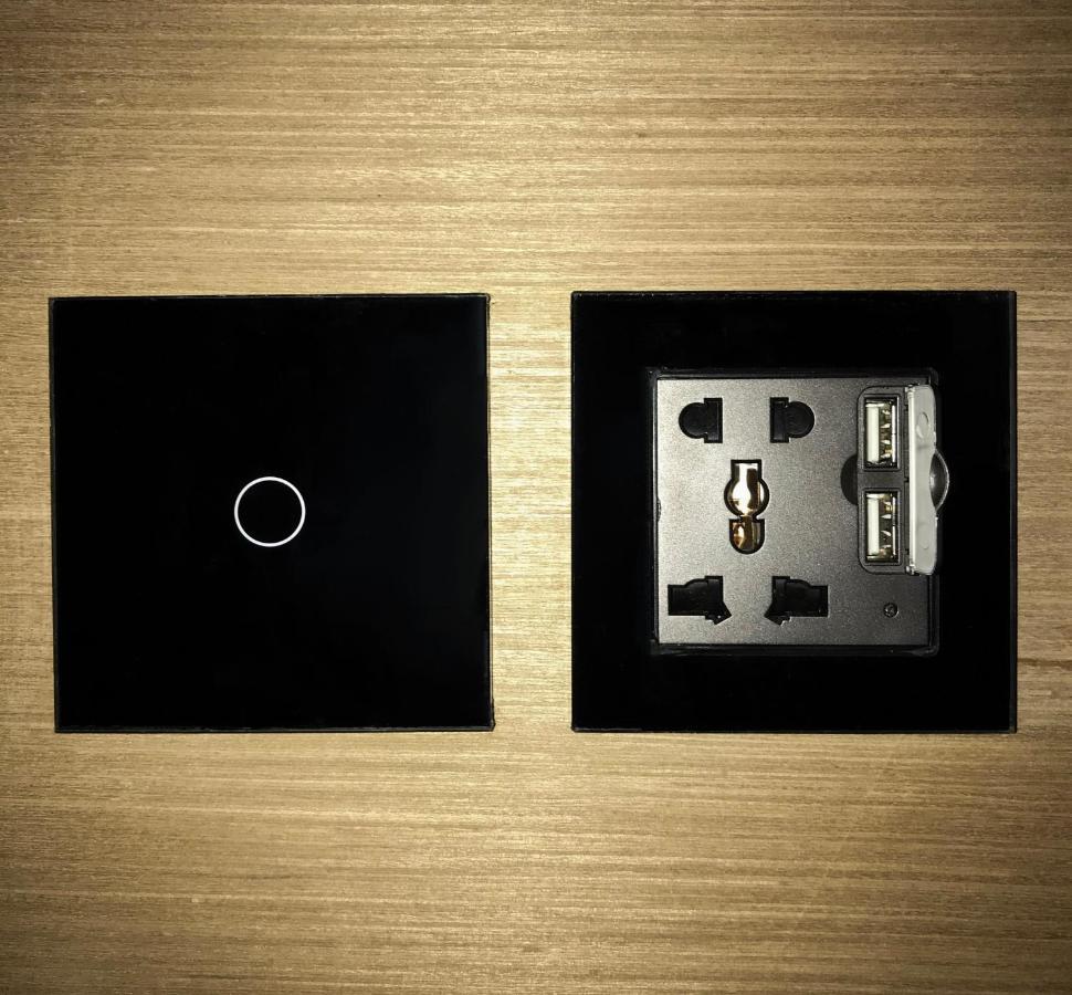 Хостел Stellar Capsules Семиньяк Экстерьер фото A wall-mounted USB charger