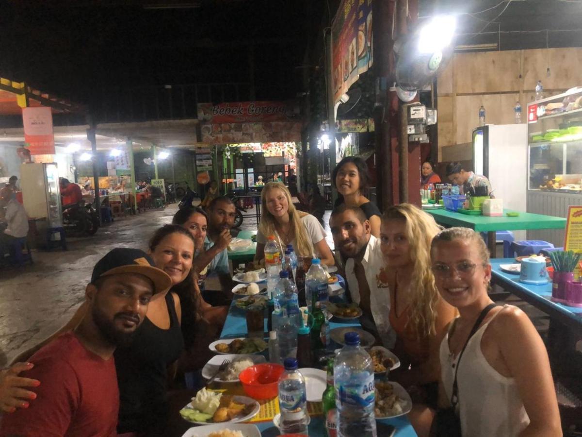 Хостел Stellar Capsules Семиньяк Экстерьер фото Foreign tourists at a restaurant in Phnom Penh
